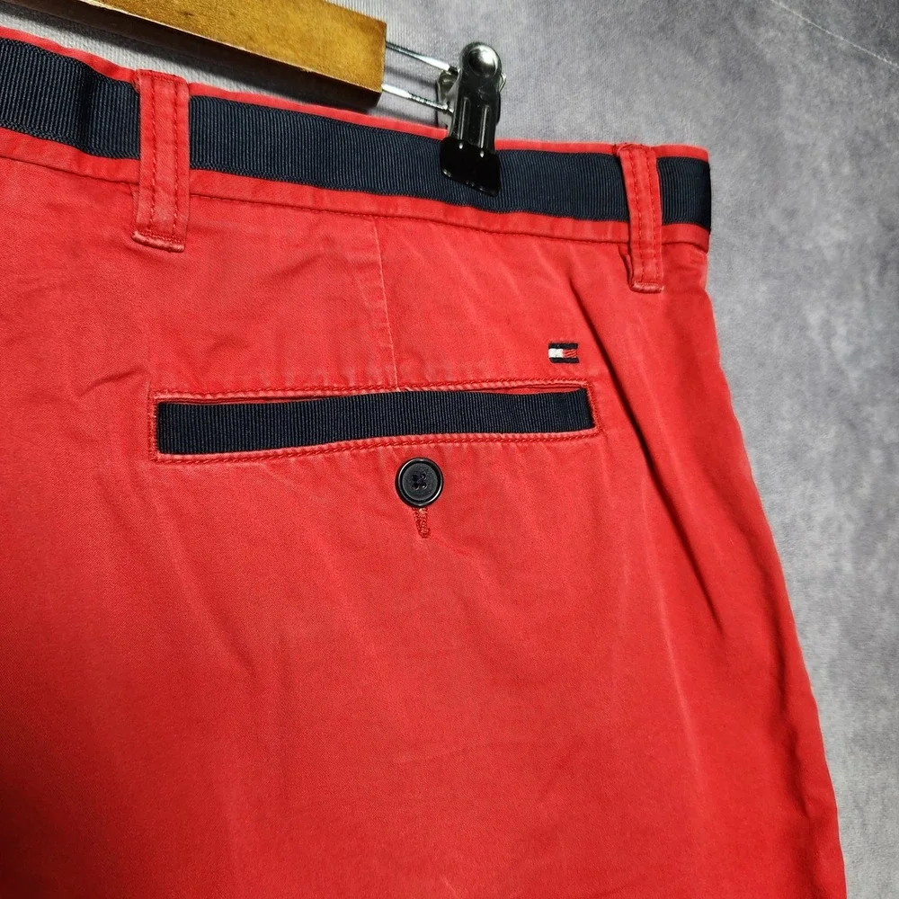 Tommy Hilfiger Mens Red Chino Shorts Navy Ribbon Trim Size 36 Flat Front Cotton